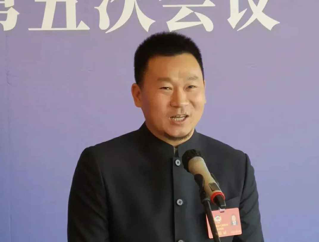 为进一步展示市政协团结、民主、开放、自信的形象，向市民和网友展示政协委员的履职风采，中山市政协十二届五次会议在2月4日上午开幕前开设“委员通道”，市政协委员、半岛手机站web版在线-半岛(中国)公司总经理陈朝阳走进“委员通道”，回应社会关切的问题。他就如何做好城市应急管理规划的问题进行发言，并回答记者提问。.jpg